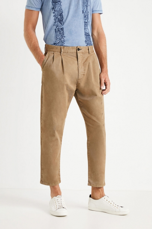 Pantaloni chino bej cu mesaje imprimate