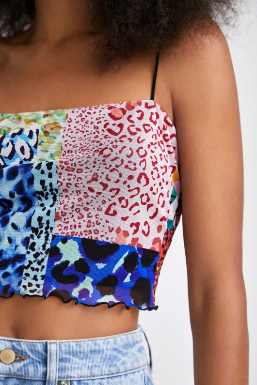 Top scurt multicolor cu imprimeu patchwork