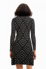 Rochie mini neagră cu print geometric și guler rulat