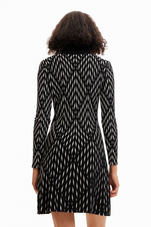Rochie mini neagră cu print geometric și guler rulat