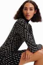 Rochie mini neagră cu print geometric și guler rulat