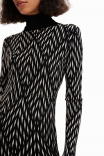 Rochie mini neagră cu print geometric și guler rulat