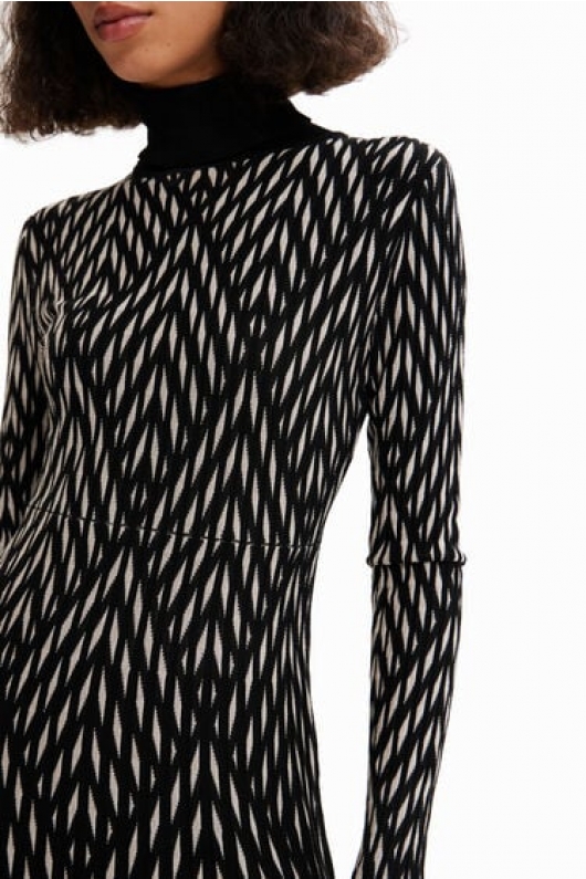 Rochie mini neagră cu print geometric și guler rulat