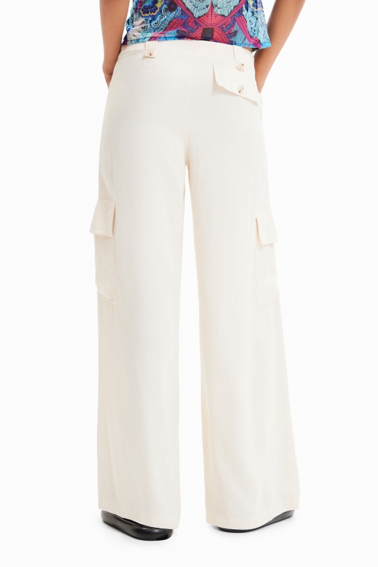 Pantaloni crem satinați cu croială largă