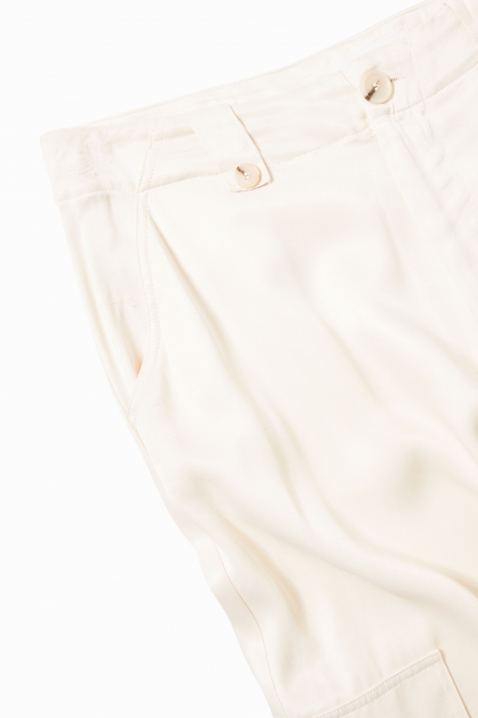 Pantaloni crem satinați cu croială largă