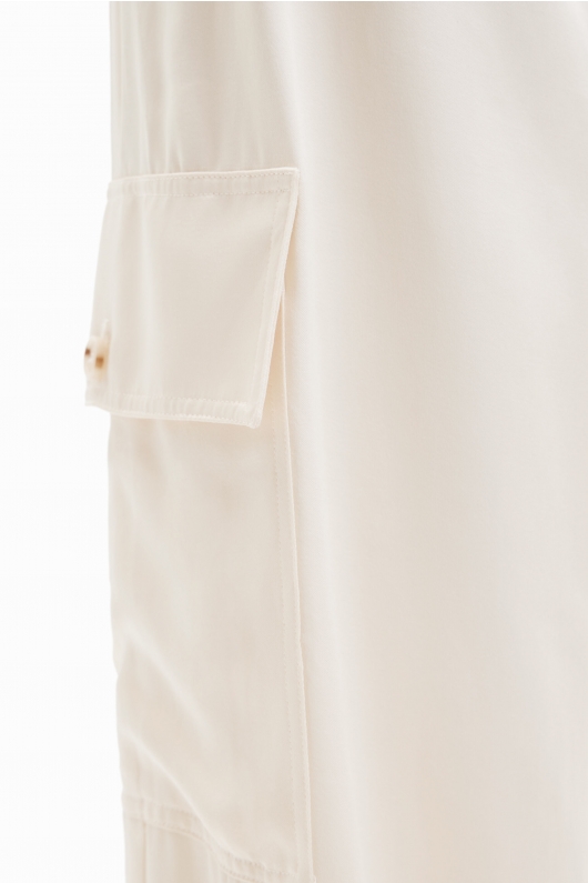 Pantaloni crem satinați cu croială largă
