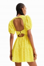 Rochie galbenă scurtă cu broderie și mâneci bufante