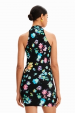 Rochie mini neagră cu print floral și guler halter