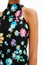 Rochie mini neagră cu print floral și guler halter