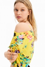 Top galben crop cu imprimeu floral și umeri goi