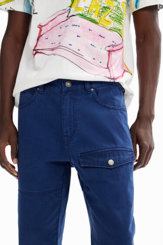 Pantaloni denim albastru închis cu croială relaxată