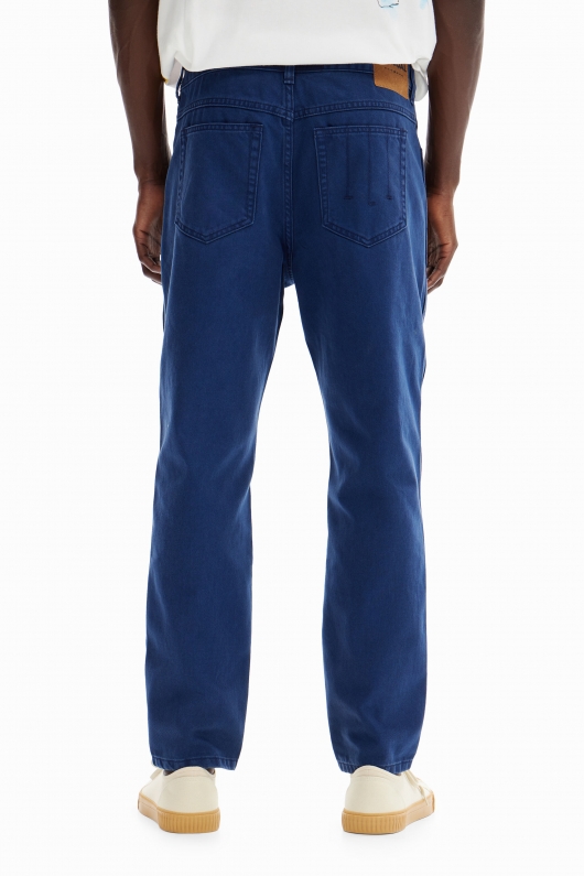 Pantaloni denim albastru închis cu croială relaxată