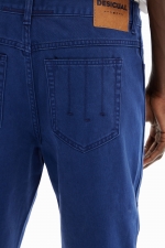 Pantaloni denim albastru închis cu croială relaxată