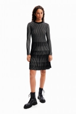 Rochie scurtă neagră plisată cu dungi