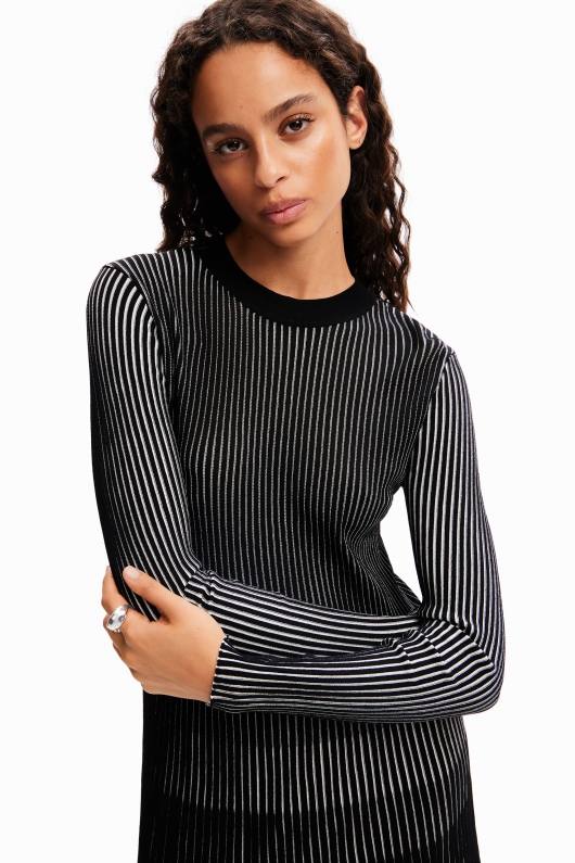 Rochie scurtă neagră plisată cu dungi