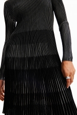 Rochie scurtă neagră plisată cu dungi