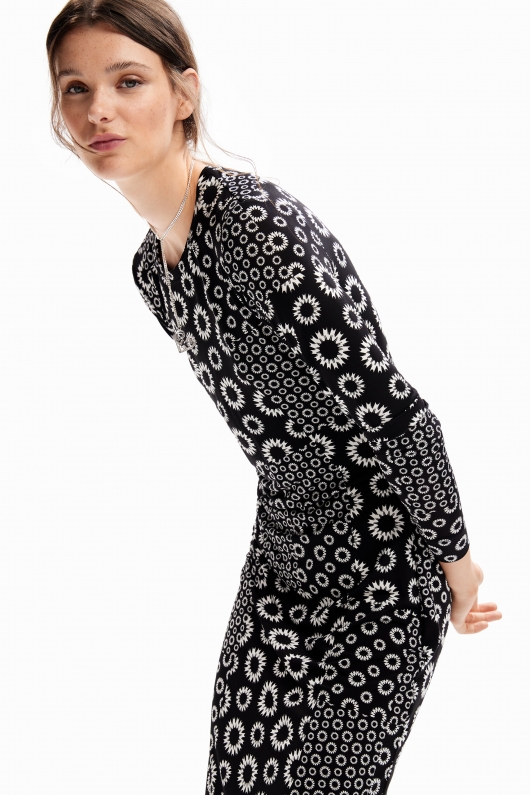 Rochie neagră mulată cu broderie geometrică