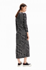 Rochie neagră mulată cu broderie geometrică