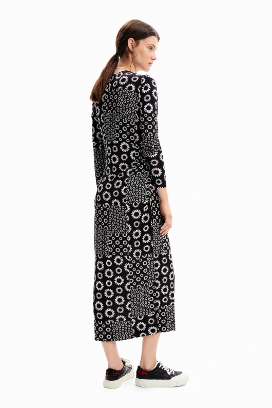 Rochie neagră mulată cu broderie geometrică