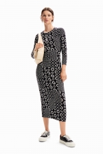 Rochie neagră mulată cu broderie geometrică