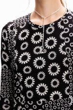 Rochie neagră mulată cu broderie geometrică