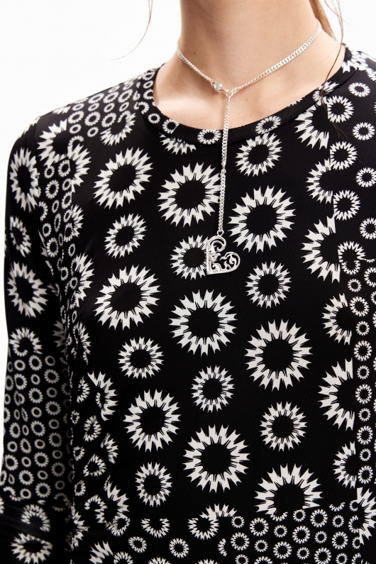 Rochie neagră mulată cu broderie geometrică