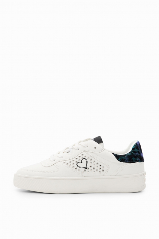Sneakers cu platformă, ținte și broderie inimă