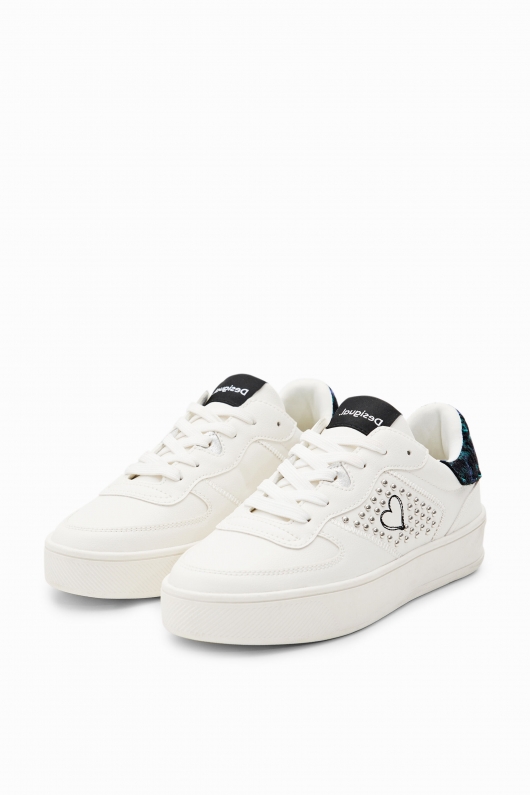 Sneakers cu platformă, ținte și broderie inimă