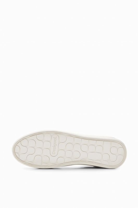 Sneakers cu platformă, ținte și broderie inimă