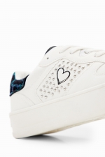 Sneakers cu platformă, ținte și broderie inimă