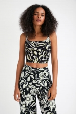 Top crop alb-negru cu imprimeu floral și nod