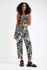 Top crop alb-negru cu imprimeu floral și nod