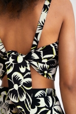 Top crop alb-negru cu imprimeu floral și nod