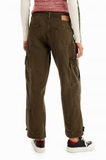 Jeans cargo kaki cu croială dreaptă și buzunare maxi