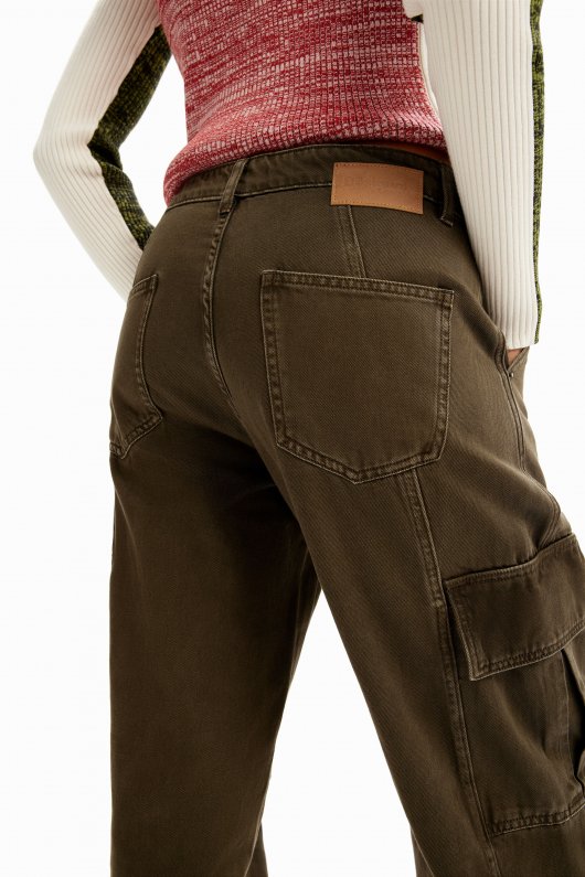Jeans cargo kaki cu croială dreaptă și buzunare maxi
