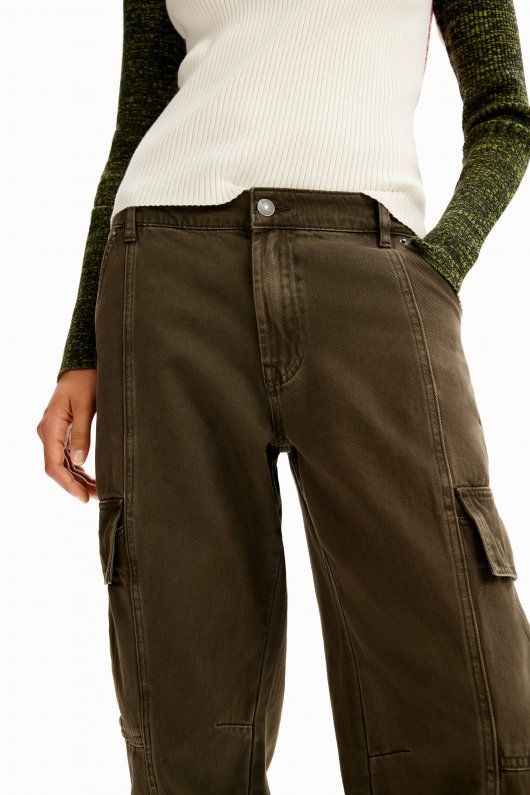 Jeans cargo kaki cu croială dreaptă și buzunare maxi
