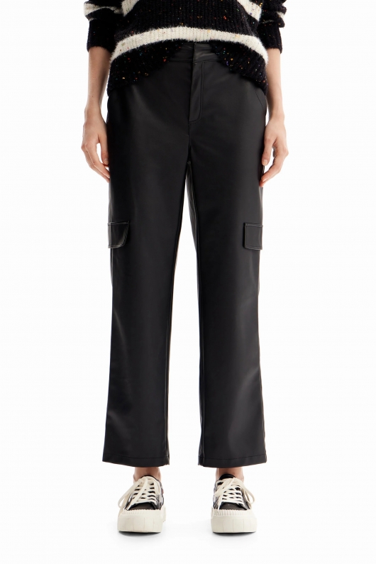 Pantaloni cargo negri din piele ecologică