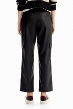 Pantaloni cargo negri din piele ecologică