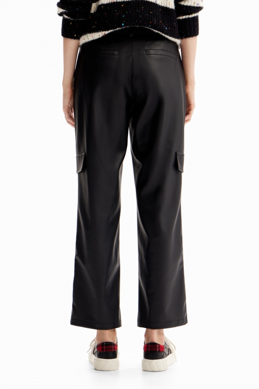 Pantaloni cargo negri din piele ecologică