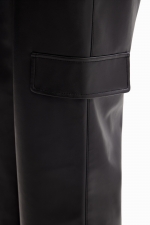 Pantaloni cargo negri din piele ecologică