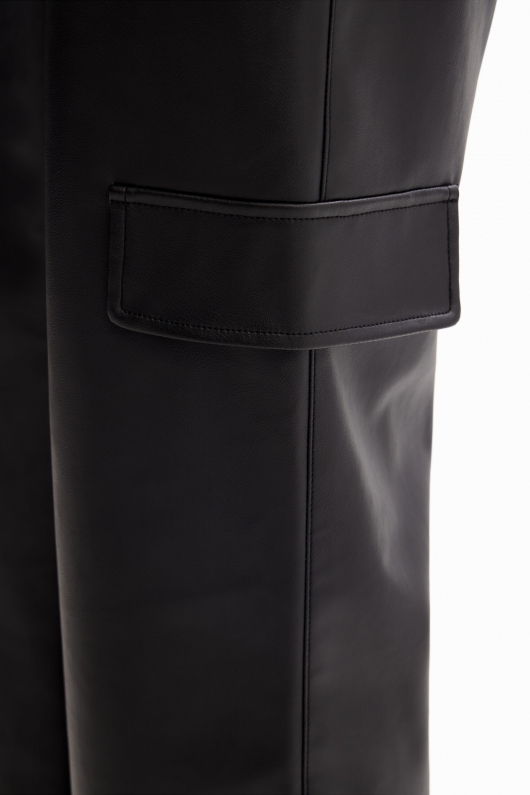 Pantaloni cargo negri din piele ecologică