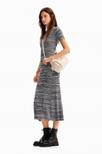 Rochie lungă gri tricot cu efect de dungi