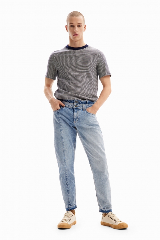 Pantaloni denim albastru carrot-fit cu tiv franjurat