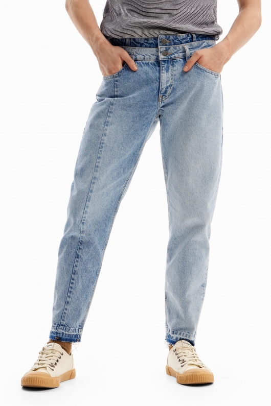 Pantaloni denim albastru carrot-fit cu tiv franjurat