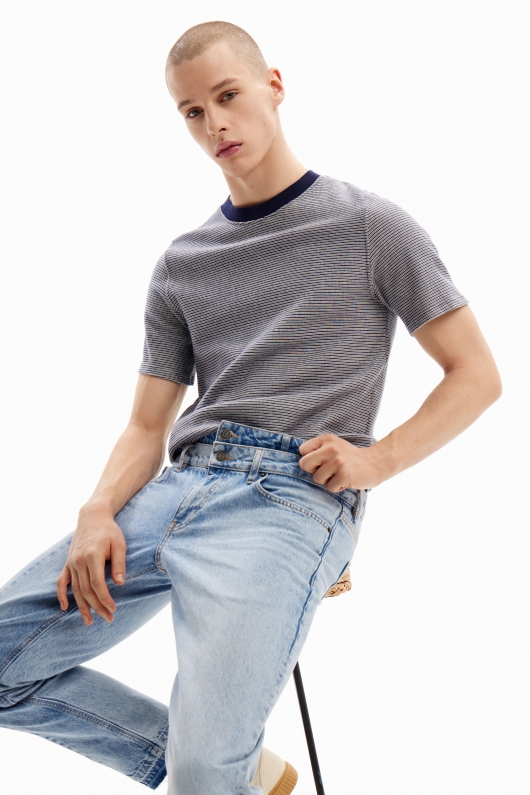 Pantaloni denim albastru carrot-fit cu tiv franjurat