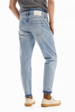 Pantaloni denim albastru carrot-fit cu tiv franjurat