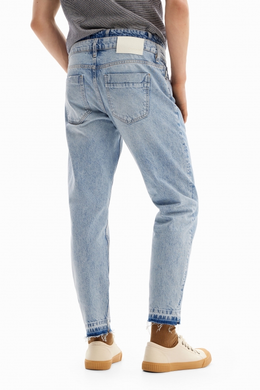 Pantaloni denim albastru carrot-fit cu tiv franjurat