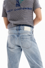 Pantaloni denim albastru carrot-fit cu tiv franjurat