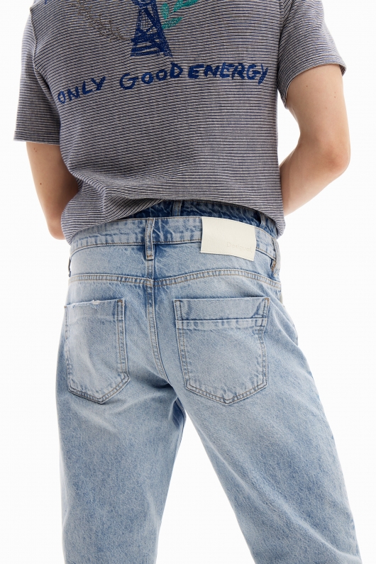 Pantaloni denim albastru carrot-fit cu tiv franjurat
