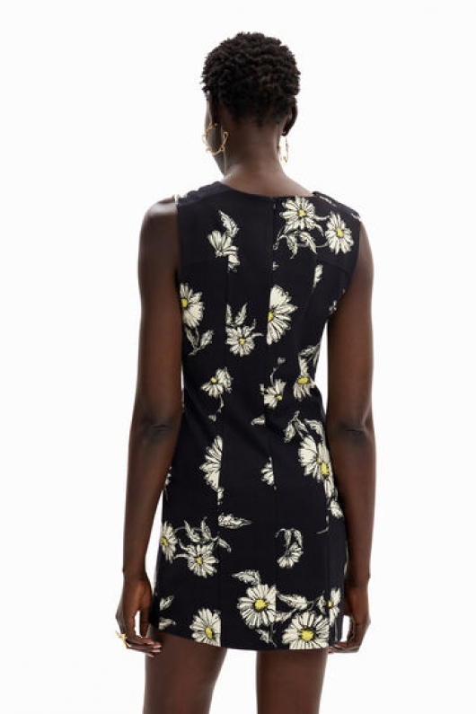 Rochie mini neagră mulată cu margarete